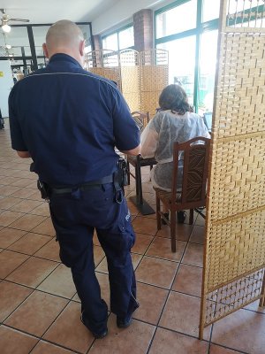 Policjant w czasie kontroli w związku z Covid19 lokalu gastronomicznego