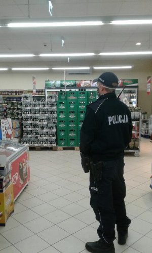 policjant kontroluje teren sklepu
