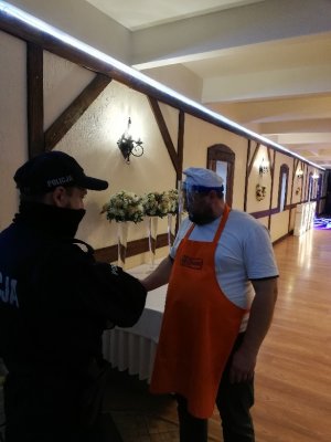 policjant kontroluje lokal gastronomiczny