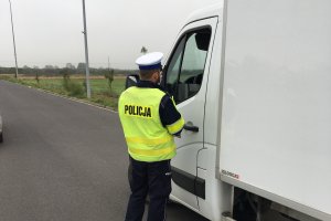 policjant kontroluje auto dostawcze