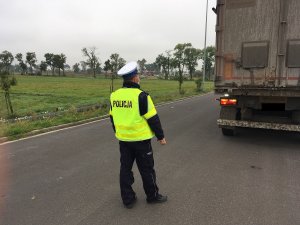 policjant sprawdza oświetlenie naczepy ciężarówki
