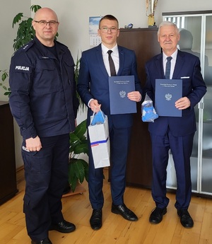 Komendant Powiatowy Policji pogratulował uczniowi sukcesu