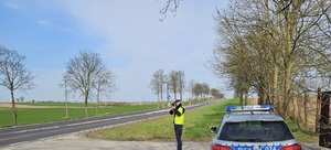 policjant mierzy prędkość laserowym miernikiem prędkości